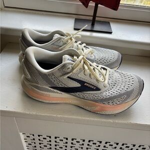 Brooks Women's Athletic Shoes Adrenaline 24 GTS - Gray and Cream